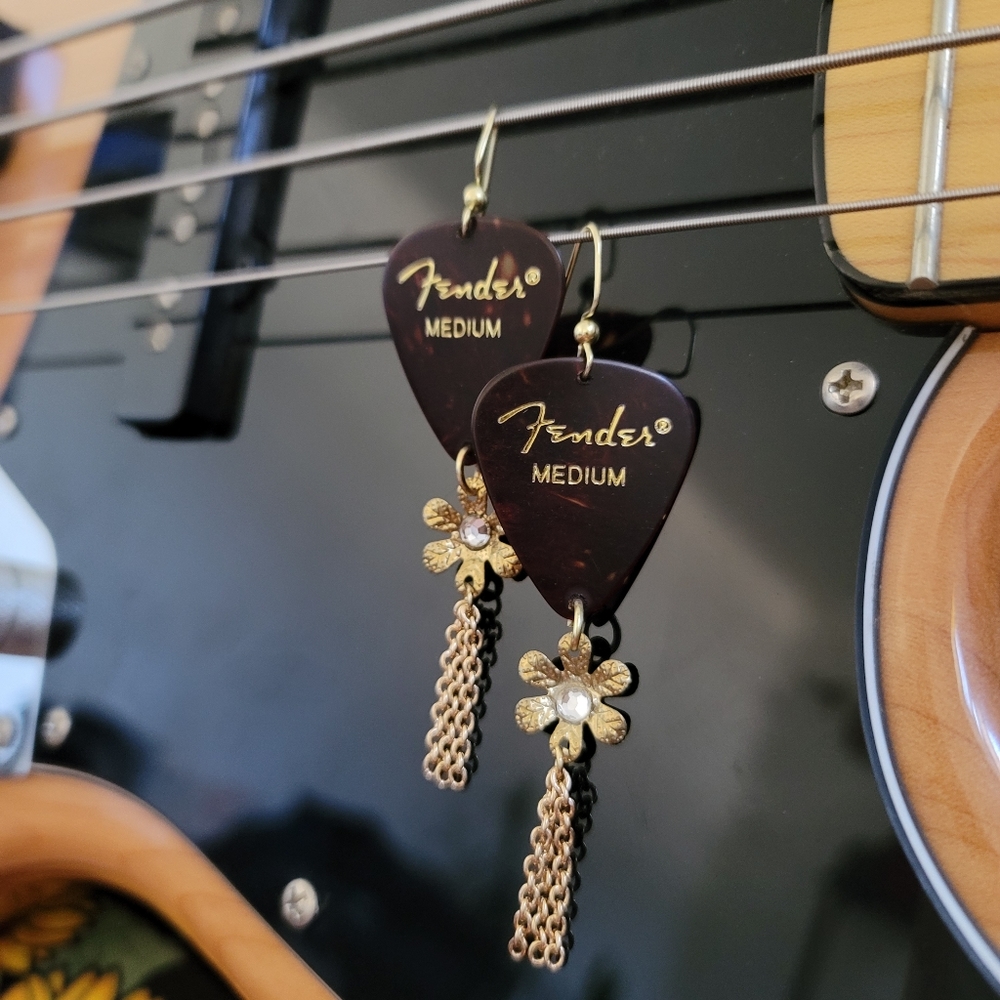 Gena's Jewelry: Daisy, Rhinestone & Gold Tone Fender Guitar Pick Earrings